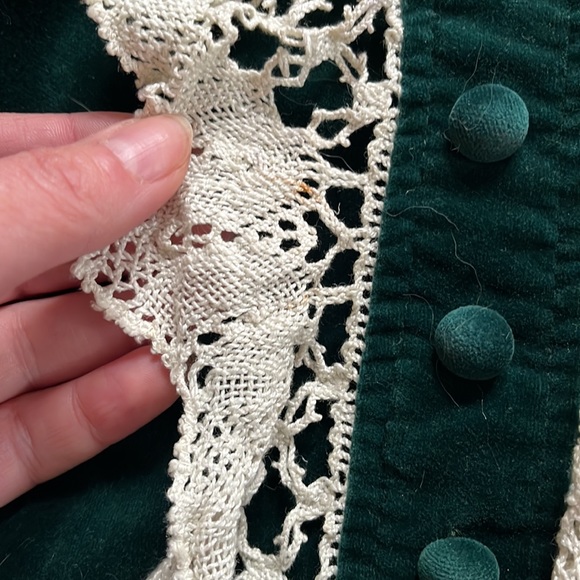 Beautiful 1960’s green velvet dress with ruffled front zipper in back. - Picture 5 of 9